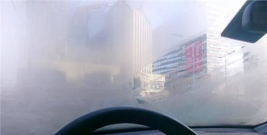 冬天的窗花是在里面还是外面，冬天早晨窗户上的冰窗花，水蒸气遇冷结成冰。空气中有什么？图3