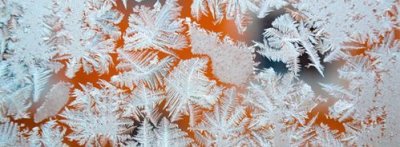 ​冬天的窗花是在里面还是外面，冬天早晨窗户上的冰窗花，水蒸气遇冷结成冰。空