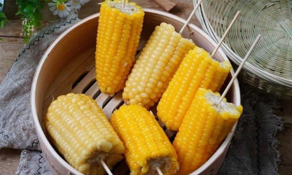 煮好的玉米放水里还是拿出来