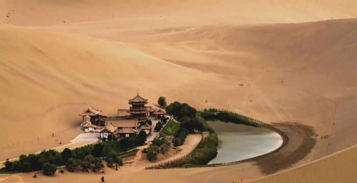 月牙泉在哪里个城市，敦煌旅行除了去莫高窟鸣沙山月牙泉，还有哪些地方可以去看看？"敦煌月牙泉" 附近有哪些名胜古迹