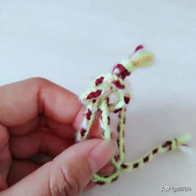 毛线编织绳教程简单（毛线花样手绳编织图文过程）(7)