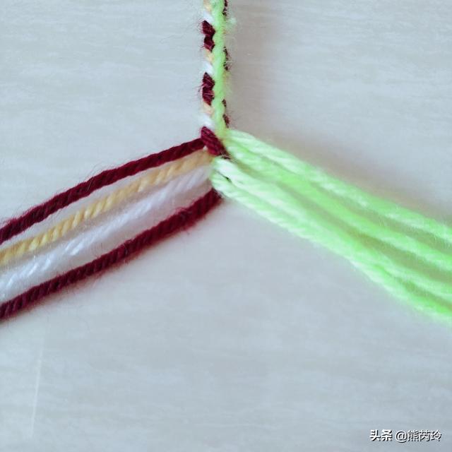 毛线编织绳教程简单（毛线花样手绳编织图文过程）(2)