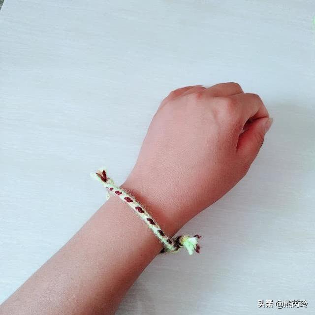 毛线编织绳教程简单（毛线花样手绳编织图文过程）(10)