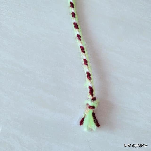 毛线编织绳教程简单（毛线花样手绳编织图文过程）(6)