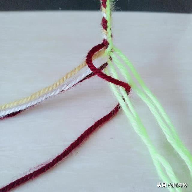 毛线编织绳教程简单（毛线花样手绳编织图文过程）(4)