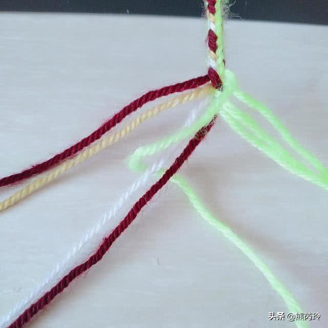 毛线编织绳教程简单（毛线花样手绳编织图文过程）(3)