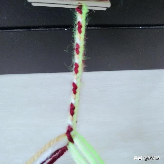 毛线编织绳教程简单（毛线花样手绳编织图文过程）(5)