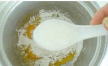 蛋清打不发怎么补救,蛋清有蛋黄打不发补救方法是什么图6