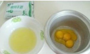 蛋清打不发怎么补救,蛋清有蛋黄打不发补救方法是什么图3