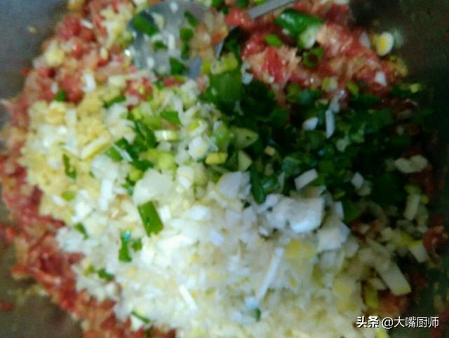 羊肉饺子馅怎么调好吃又不腻(包羊肉馅饺子牢记)(8)