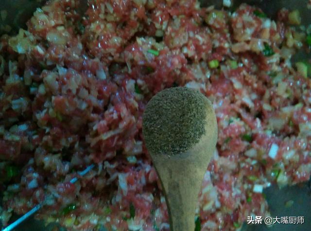 羊肉饺子馅怎么调好吃又不腻(包羊肉馅饺子牢记)(9)