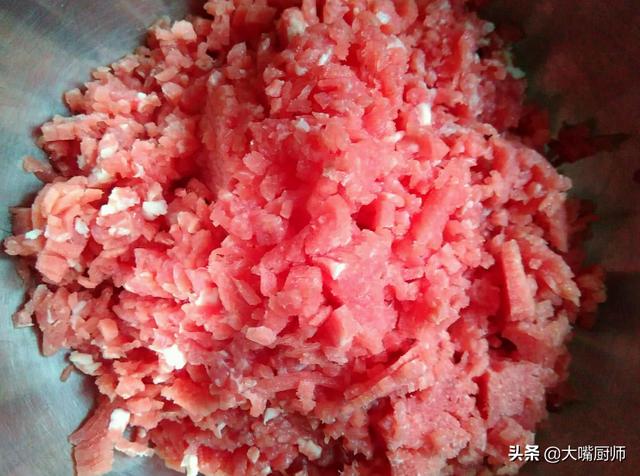羊肉饺子馅怎么调好吃又不腻(包羊肉馅饺子牢记)(4)