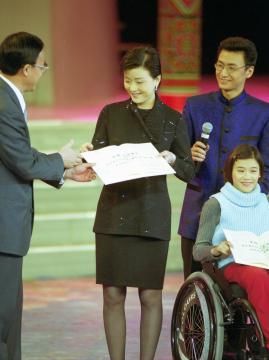 北京申奥的第一位形象大使是：中国第一位申奥形象大使是谁