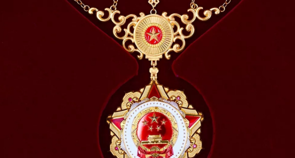 国家勋章是纯金的,共和国勋章是金的吗,有多少克图2