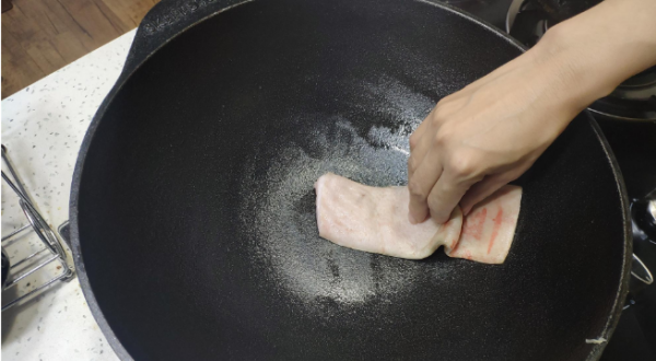 新锅怎么开锅最简单,新买的铁锅怎么开锅好图5