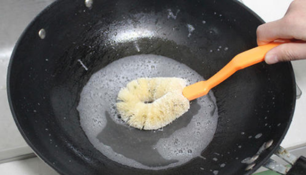 新锅怎么开锅最简单,新买的铁锅怎么开锅好图4