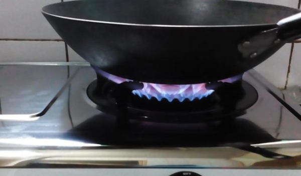 新锅怎么开锅最简单,新买的铁锅怎么开锅好图6