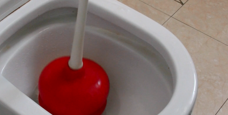 马桶堵了应该怎么办急用