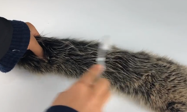 皮衣毛领脏了怎样清洗,皮衣上一体的毛领怎么清洗保养图6