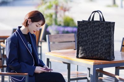 ​蓝黑色头发图片（蓝黑色不适合哪些人）