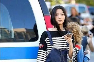 ​牛仔背带裤的穿法