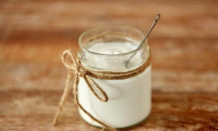 为什么鲜牛奶敞口放置一段时间后会出现凝固现象