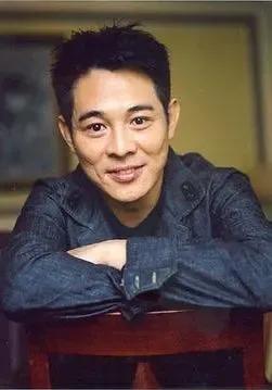 李连杰放弃中国国籍移居美国(最后却加入新加坡国籍这是为什么)