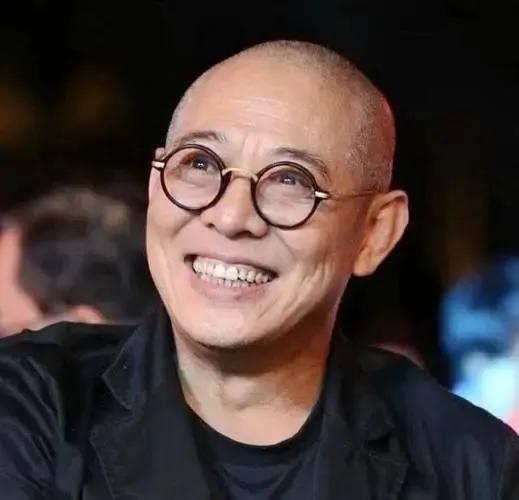 李连杰放弃中国国籍移居美国(最后却加入新加坡国籍这是为什么)