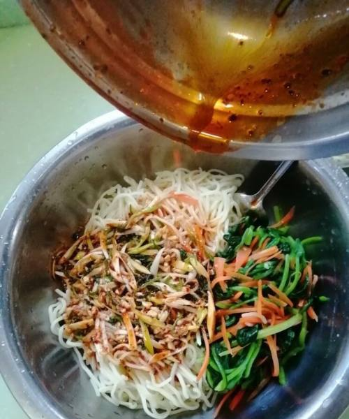 面的调料怎么做才好吃,拌面加什么调料好吃图7