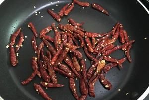 油温80可以泼辣椒,油温80下辣椒面有点苦是怎么回事呢图7