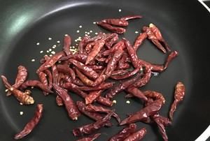 油温80可以泼辣椒,油温80下辣椒面有点苦是怎么回事呢图6