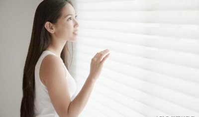 ​女人哪些肢体语言表示想睡你（女生什么表现表示可以睡她）