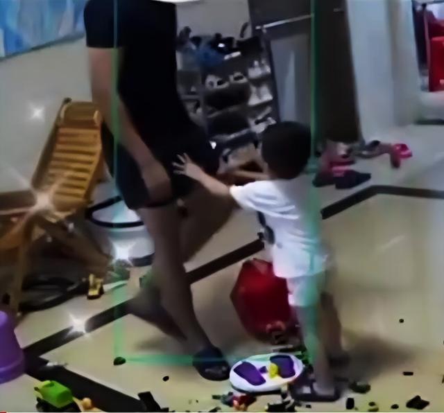 两岁男孩儿被姑父扇倒在地后续(姑父一巴掌扇飞2岁幼儿)(2)