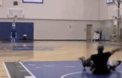 库里超远距离三分绝杀雷霆后台（NBA惊为天人的超远三分进球）(7)