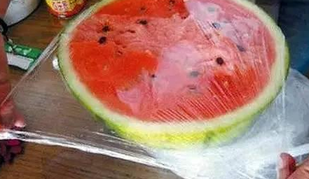 切好的西瓜放冰箱隔夜能吃,西瓜冻在冰箱第二天还能吃吗图3