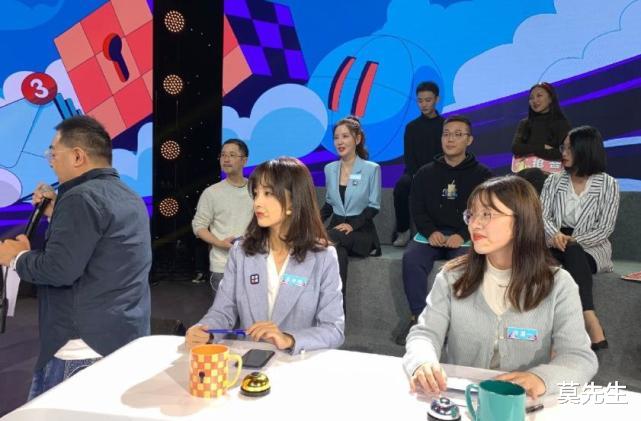 董明珠牵手王冰冰像母女,央视特意给手部特写,这对CP我磕了