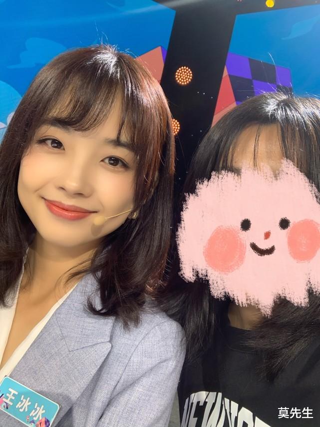 董明珠牵手王冰冰像母女,央视特意给手部特写,这对CP我磕了