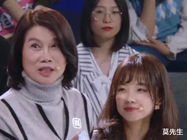 董明珠牵手王冰冰像母女,央视特意给手部特写,这对CP我磕了