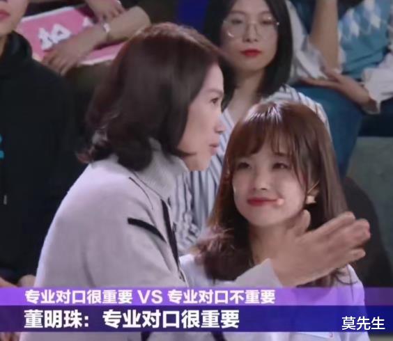 董明珠牵手王冰冰像母女,央视特意给手部特写,这对CP我磕了