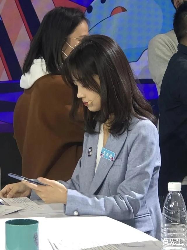 董明珠牵手王冰冰像母女,央视特意给手部特写,这对CP我磕了