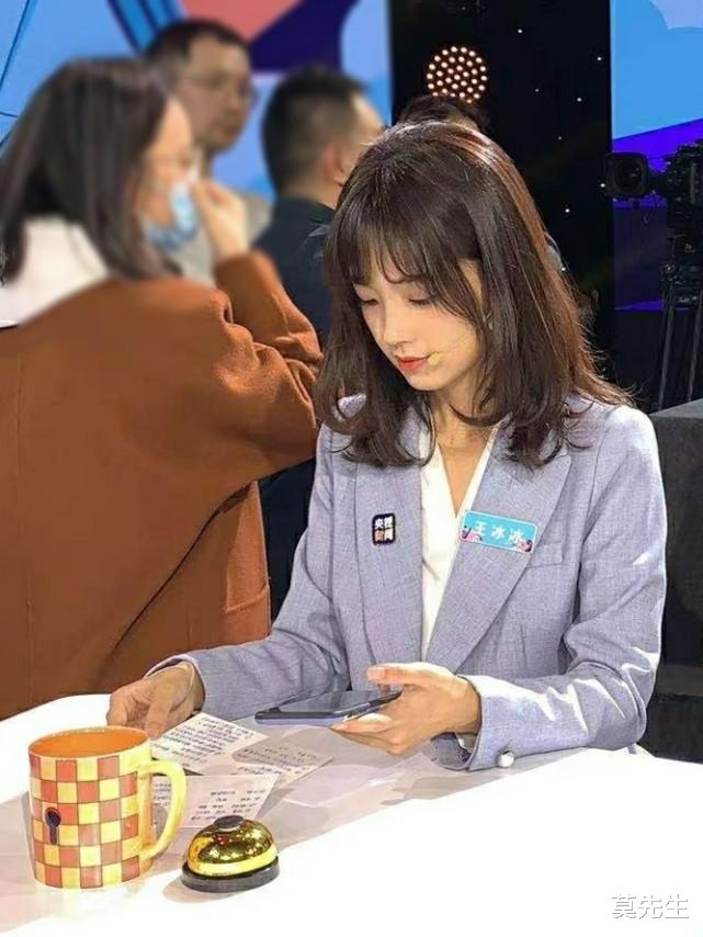 董明珠牵手王冰冰像母女,央视特意给手部特写,这对CP我磕了