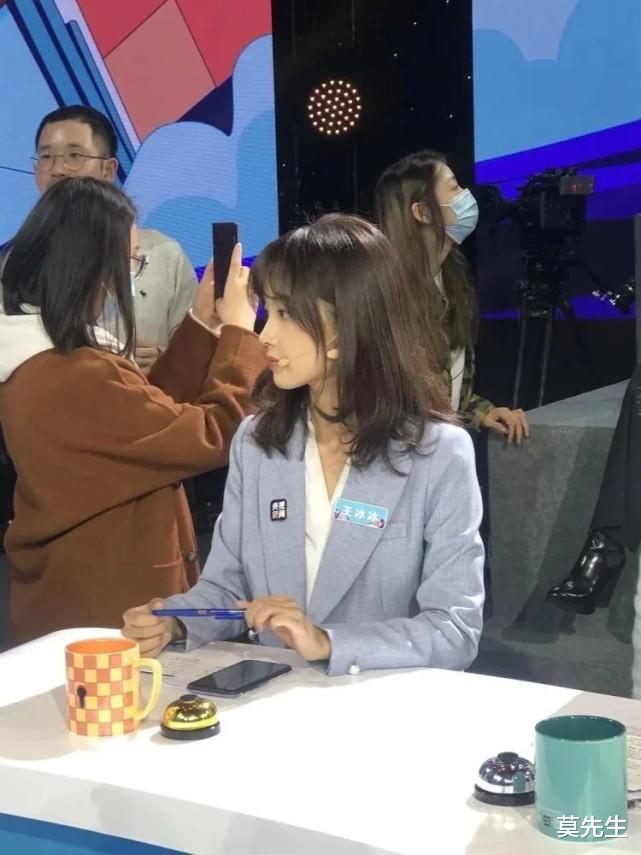 董明珠牵手王冰冰像母女,央视特意给手部特写,这对CP我磕了