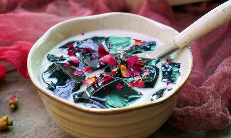 仙草不放碱去煮可以,在家怎么做仙草冻