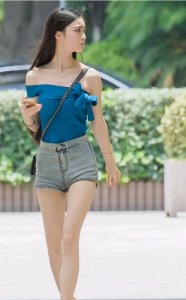 ​牛仔与异形，很喜欢牛仔裤，长裤短裤都可以，夏天有哪些时尚日常搭配推荐呢？