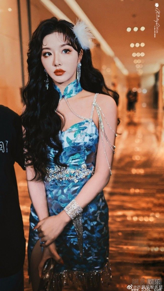 孔雪儿性感旗袍活动图 小蛮腰身材惊艳全场