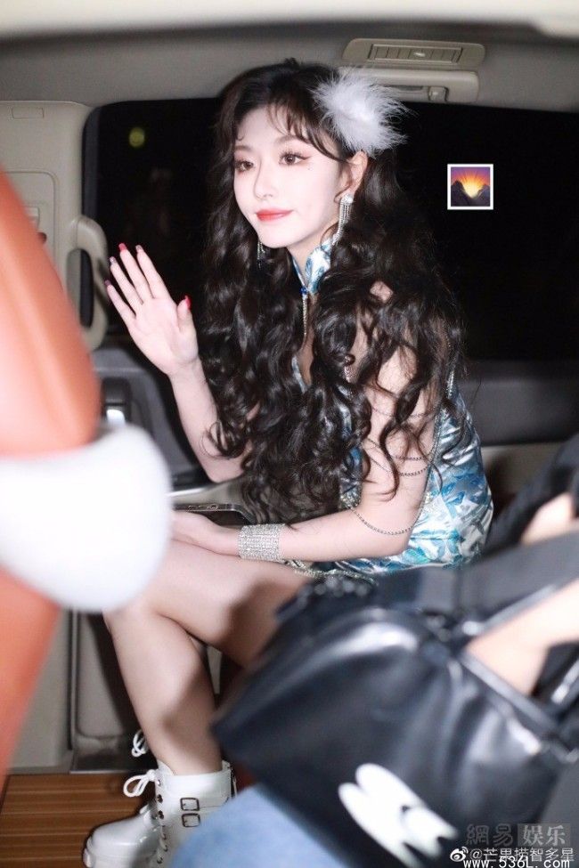 孔雪儿性感旗袍活动图 小蛮腰身材惊艳全场