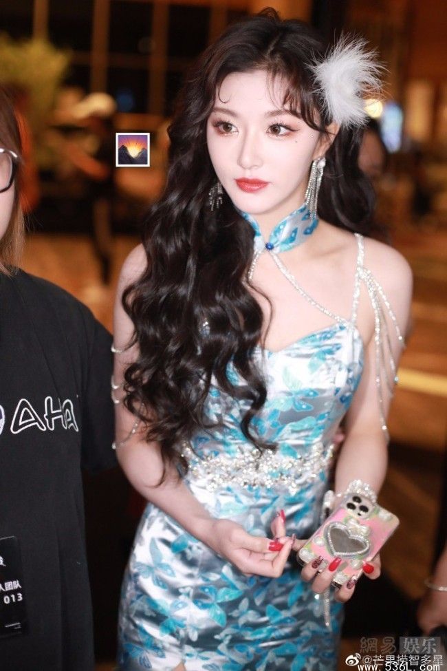 孔雪儿性感旗袍活动图 小蛮腰身材惊艳全场