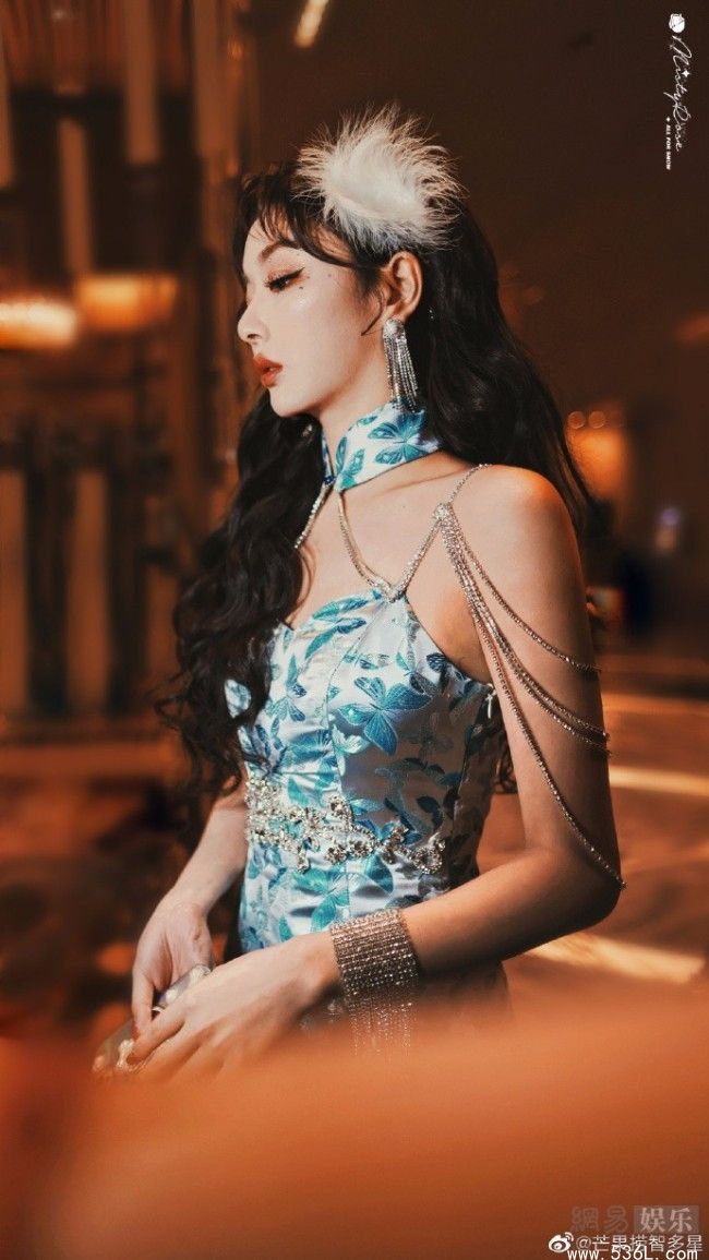 孔雪儿性感旗袍活动图 小蛮腰身材惊艳全场