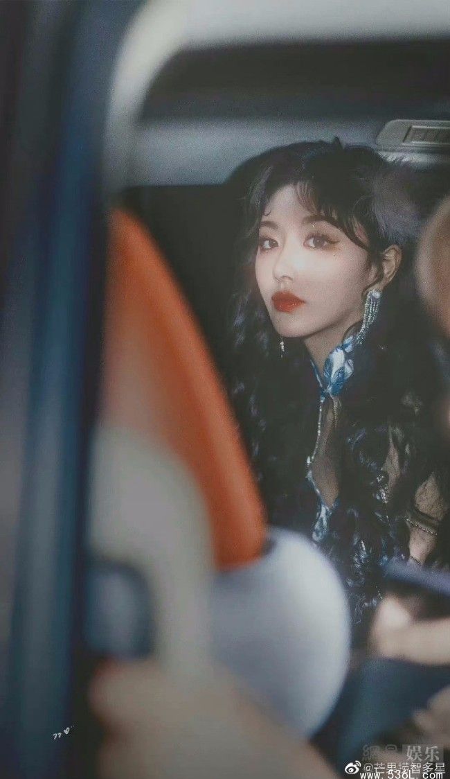 孔雪儿性感旗袍活动图 小蛮腰身材惊艳全场