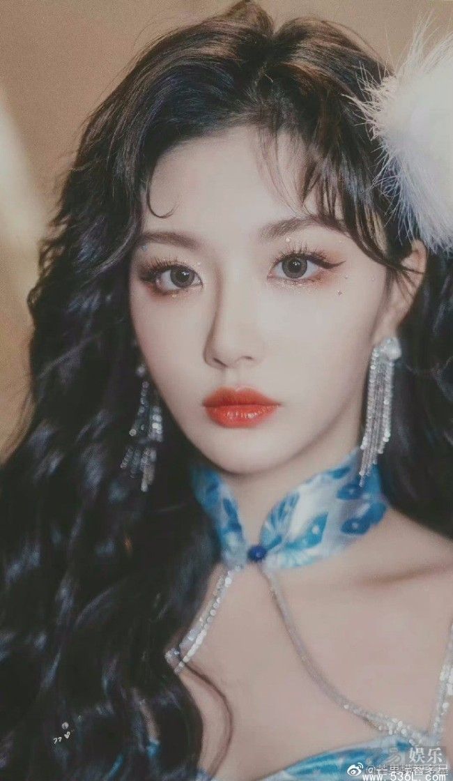 孔雪儿性感旗袍活动图 小蛮腰身材惊艳全场